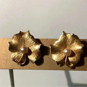 VINTAGE CORO GOLD TONE LEAF EARRINGS FAUX PEARL